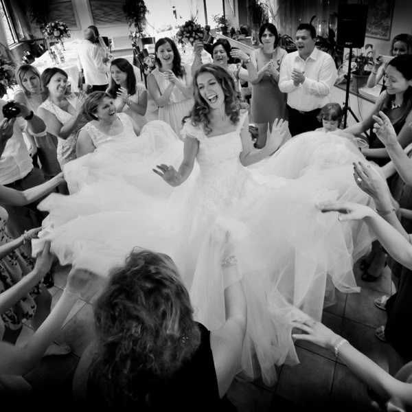 il ballo della sposa con gli amici