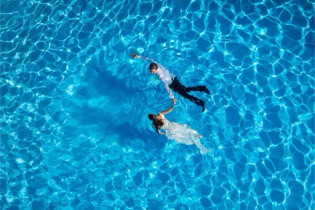 Sposi che nuotano in piscina Fotografi Boccadasse