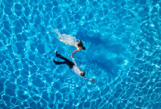 Sposi che nuotano in piscina
