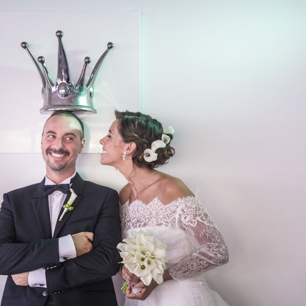 foto simpatica di sposi 