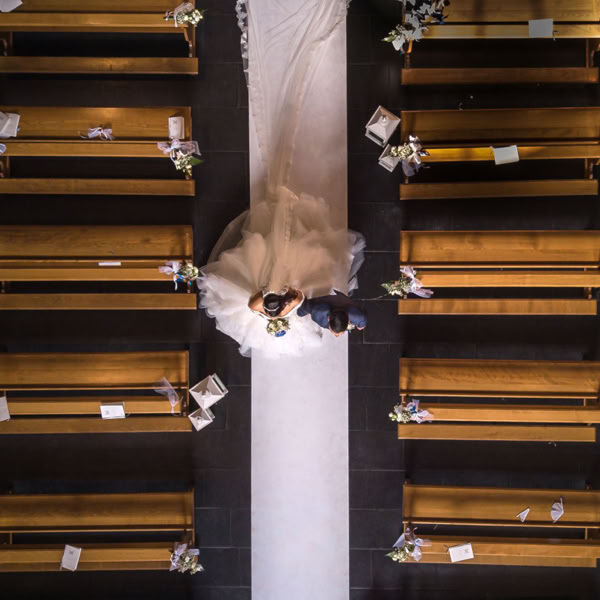 vista col drone dall'alto in chiesa