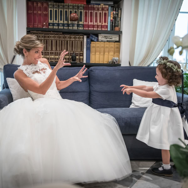 la sposa gioca con  sua figlia