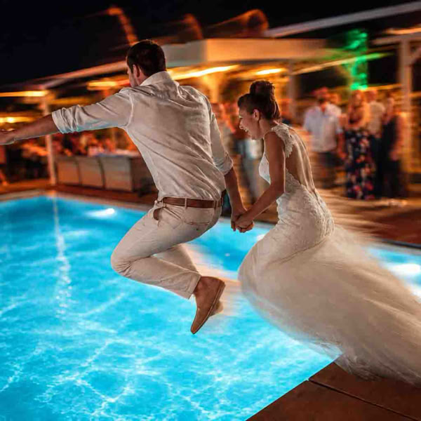 sposi che saltano in piscina